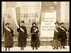 1917. EEUU. Sufragistas fueras de la Casa Blanca. "Cuánto tenemos que esperar las mujeres para ser libres"