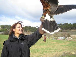 Núria con un águila en Iruña, Navarra